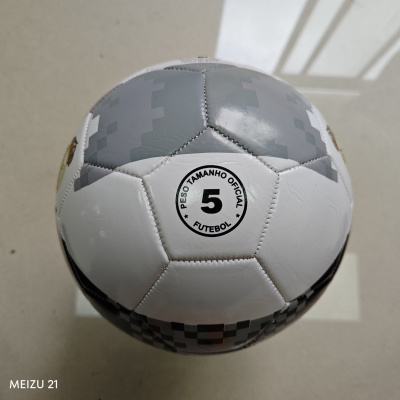Bola de futebol branca e cinzenta com texto oficial