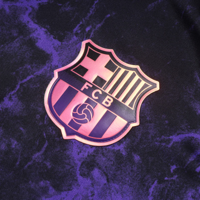 Emblema FC Barcelona rosa em tecido roxo marmoreado
