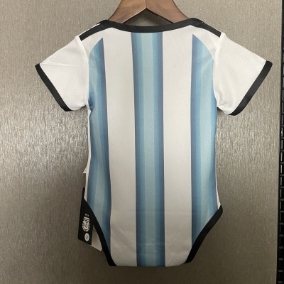 Body de bebé azul e branco às riscas pendurado em cabide de madeira.