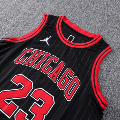 camisola desportiva preta e vermelha com texto Chicago 23 e logotipo Jumpman