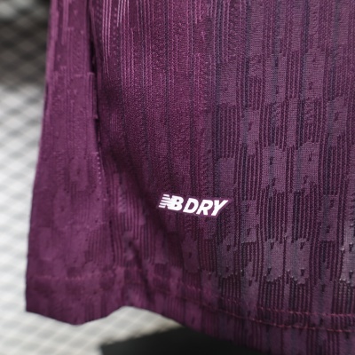 Tecido roxo com padrão geométrico e texto NBDRY