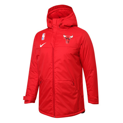 Anoraque vermelho com capuz e logotipos NBA, Nike e Chicago Bulls no peito