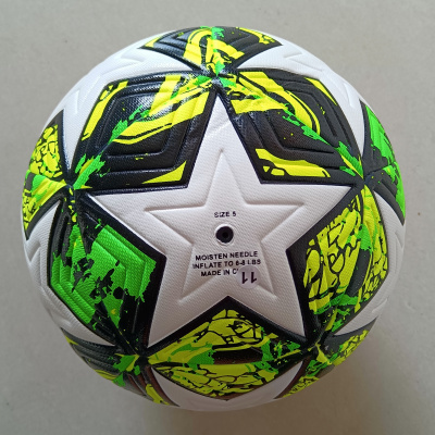 Bola de futebol branca com padrão preto, verde e amarelo fluorescente e texto de instruções