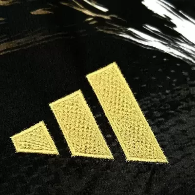 Logótipo Adidas amarelo bordado em tecido preto