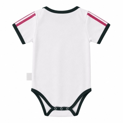 Body de bebé branco com riscas rosa nas mangas e contorno preto