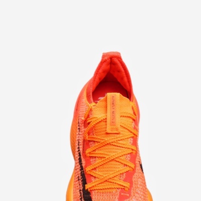 Tênis desportivo laranja com detalhe preto e atacadores