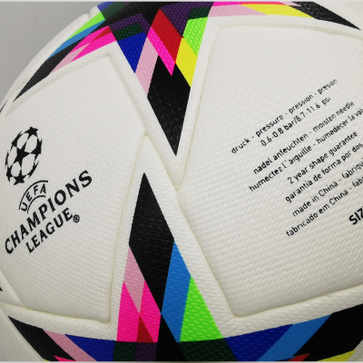 Bola de futebol branca com padrão geométrico colorido e texto UEFA Champions League