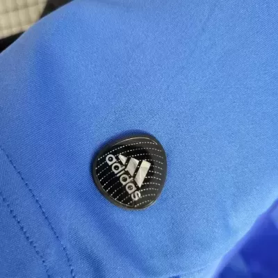 Logótipo Adidas em detalhe sobre tecido azul claro