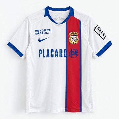 Camisola de futebol branca com gola azul e faixa vermelha vertical.