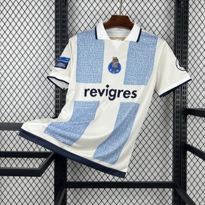 Camisola de futebol branca com detalhes em azul claro e azul escuro pendurada numa estrutura metálica preta
