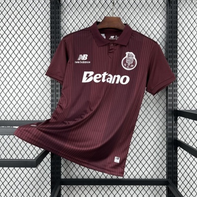 Camisola de futebol bordô com riscas finas e logotipos em branco pendurada numa estrutura metálica preta