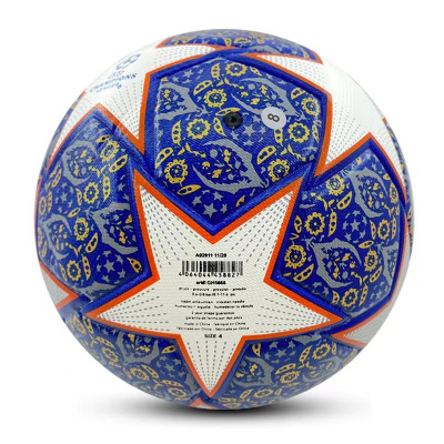 Bola de futebol branca com padrões azuis e detalhes laranja