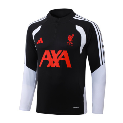 Pólo desportivo preto e branco com logótipos do Liverpool FC e Adidas e escrita AXA