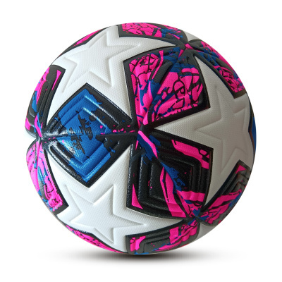 Bola de futebol branca com padrões coloridos em preto, azul e rosa