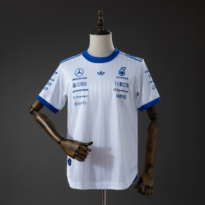 T-shirt branca com gola e punhos azuis e vários logos azuis à frente e nas mangas