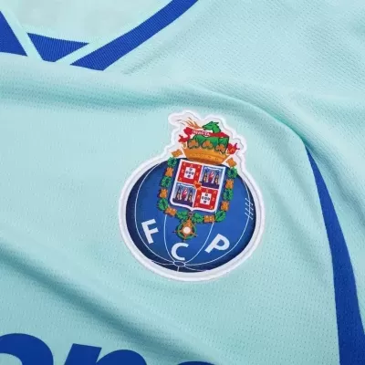 Logótipo bordado do FC Porto em tecido azul claro com listra azul