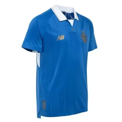 T-shirt desportiva azul com gola branca e logótipos dourados.