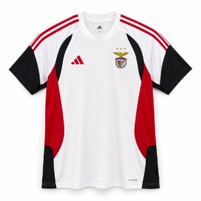 T-shirt desportiva branca, vermelha e preta com logótipos Adidas e Benfica
