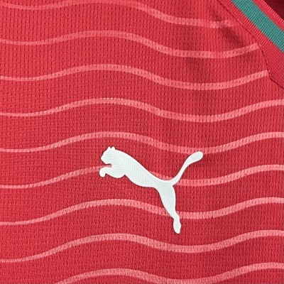 Tecido vermelho com logo branco da Puma e padrão ondulado