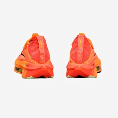 Par de sapatilhas desportivas Nike laranja em fundo branco