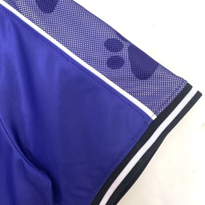 Manga de camisola desportiva azul com rede e punho riscado preto e branco