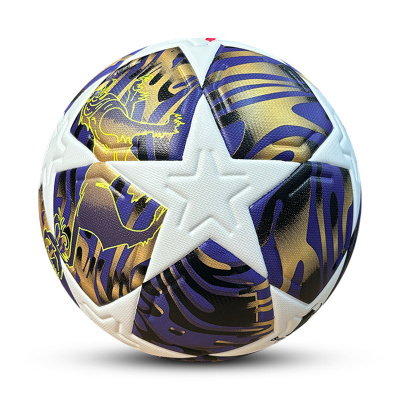 Bola de futebol branca com padrões roxos, dourados e pretos e relevo de estrelas