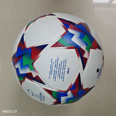 Bola de futebol branca com padrões coloridos e texto azul