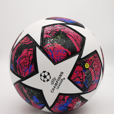 Bola de futebol UEFA Champions League branca com detalhes coloridos e textura
