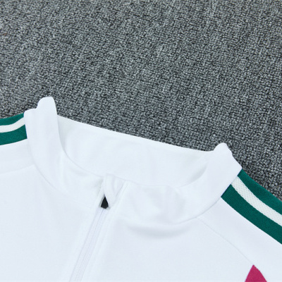 Roupa desportiva branca com riscas verdes e rosa