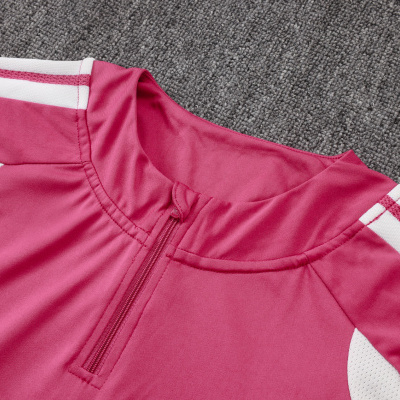 Camisola desportiva rosa com fecho e detalhes brancos