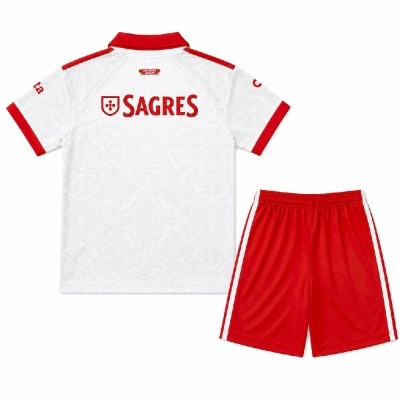 Conjunto infantil de camisola branca e calções vermelhos para desporto