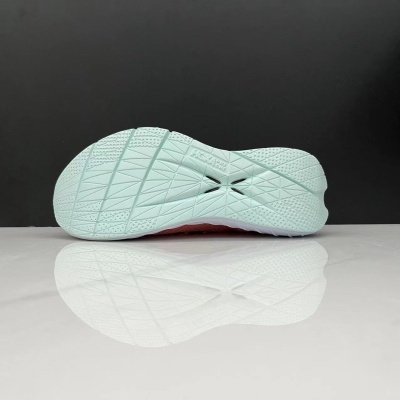 Sola verde-água clara de sapato desportivo com padrão texturizado e texto FOAM