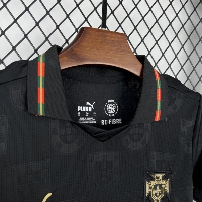 T-shirt preta Puma com gola às riscas e escudo de Portugal bordado