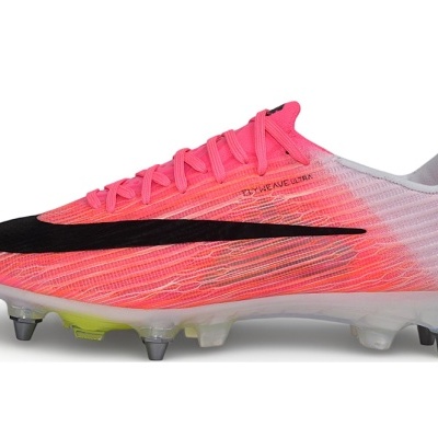 Chuteira de futebol rosa com cravos metálicos e logo preto