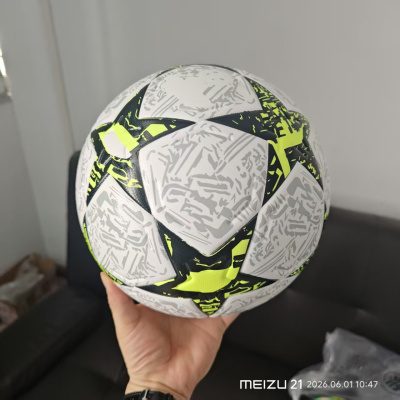 Bola de futebol branca com detalhes em preto e amarelo fluorescente