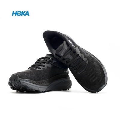Sapatilhas desportivas negras HOKA com sola cinza em fundo branco