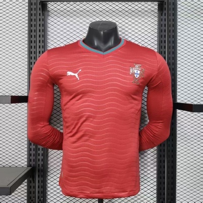 Camisola de futebol vermelha de manga comprida com logos Puma e emblema da seleção portuguesa.