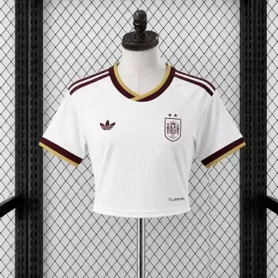 T-shirt branca curta com detalhes em vinho e amarelo e logotipos da Adidas e seleção espanhola.