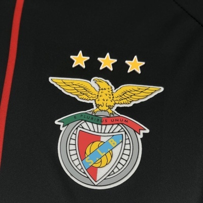 Emblema bordado do clube SLB em tecido preto com listra vermelha