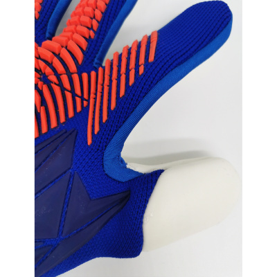 Luvas desportivas azul com detalhes vermelhos e dedos brancos