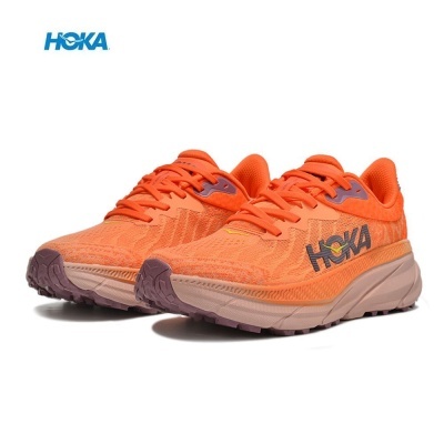 Sapatilhas HOKA laranja com sola bege e detalhes roxos