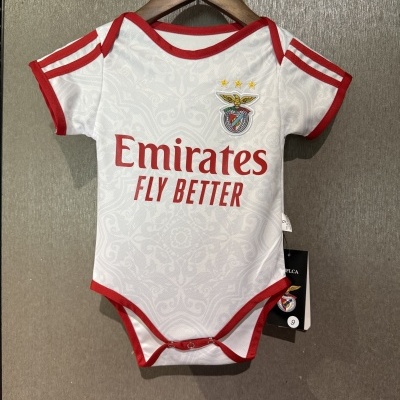 Body de bebé branco com bordas vermelhas e logo do SL Benfica