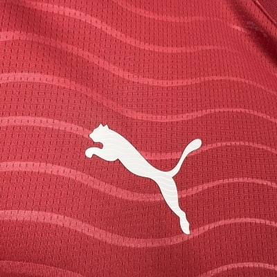 Tecido desportivo vermelho com logotipo branco da Puma