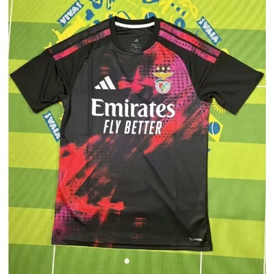 T-shirt desportiva preta e vermelha do Benfica com texto Emirates FLY BETTER