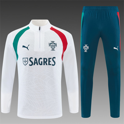 Conjunto de treino branco e azul com detalhes verde, vermelho, logotipos Puma, SAGRES e brasão de Portugal.