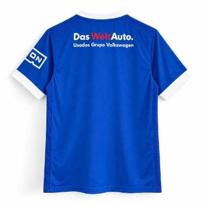 T-shirt desportiva azul com impressão nas costas e símbolo no braço