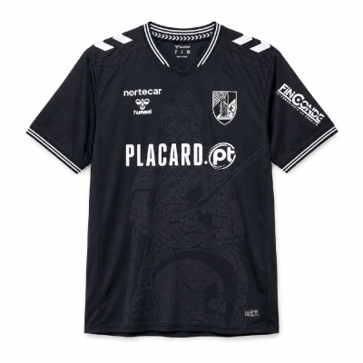 Camisola de futebol preta com logos branco e padrão gráfico escuro