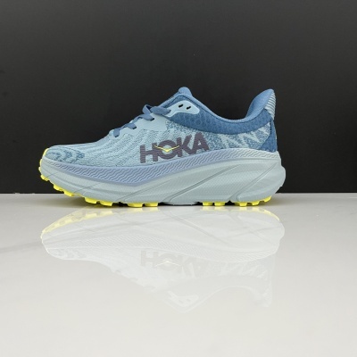 Ténis de corrida HOKA azul claro com sola branca e detalhes amarelos