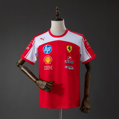 T-shirt desportiva vermelha e branca com vários logos