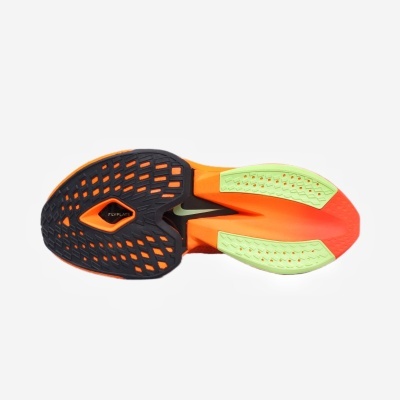 Sola de ténis desportivo com cores laranja, preto e verde e texto FLYPLATE